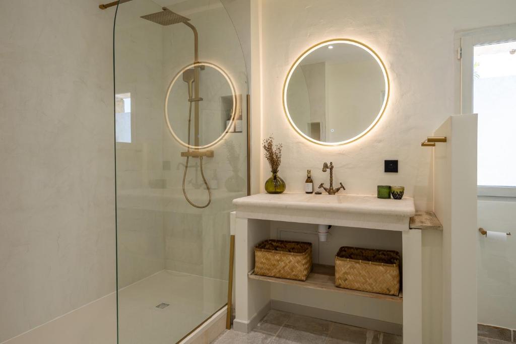 Deluxe Room N. 2 — la salle de bains et sa vasque