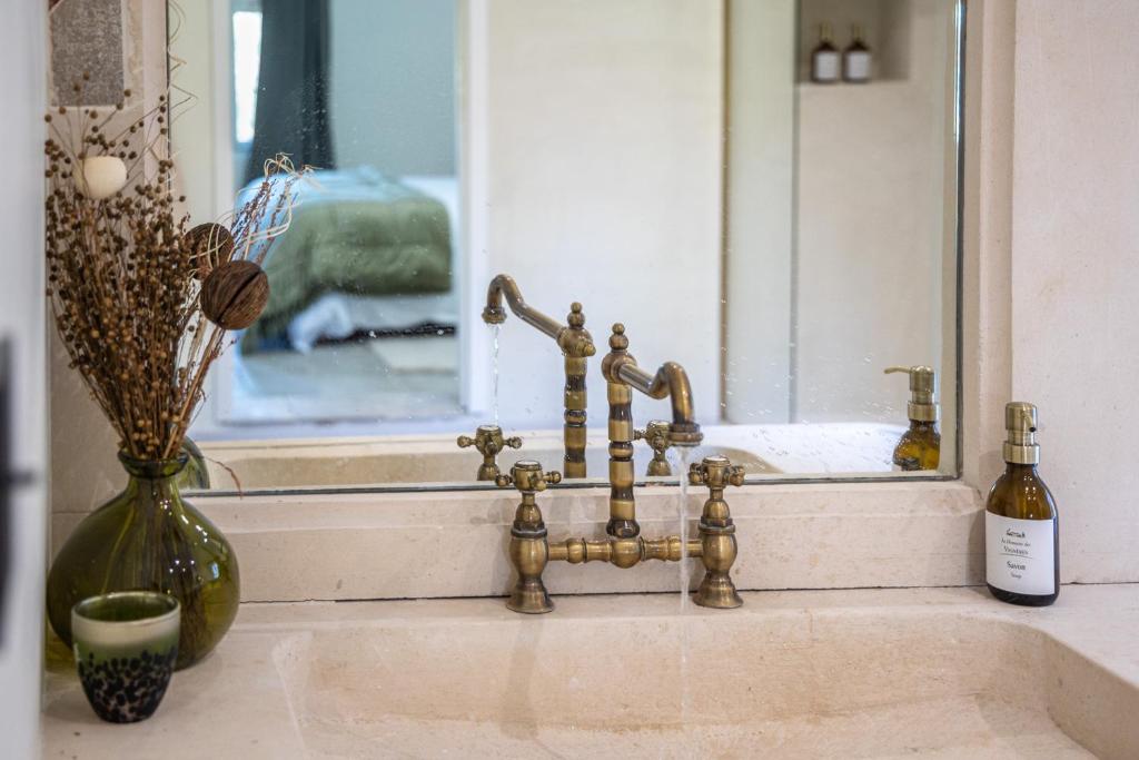 Deluxe Room N. 2 — la baignoire et le laiton brossé