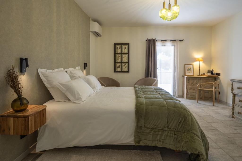Deluxe Room N. 3 — le lit king-size et la fenêtre