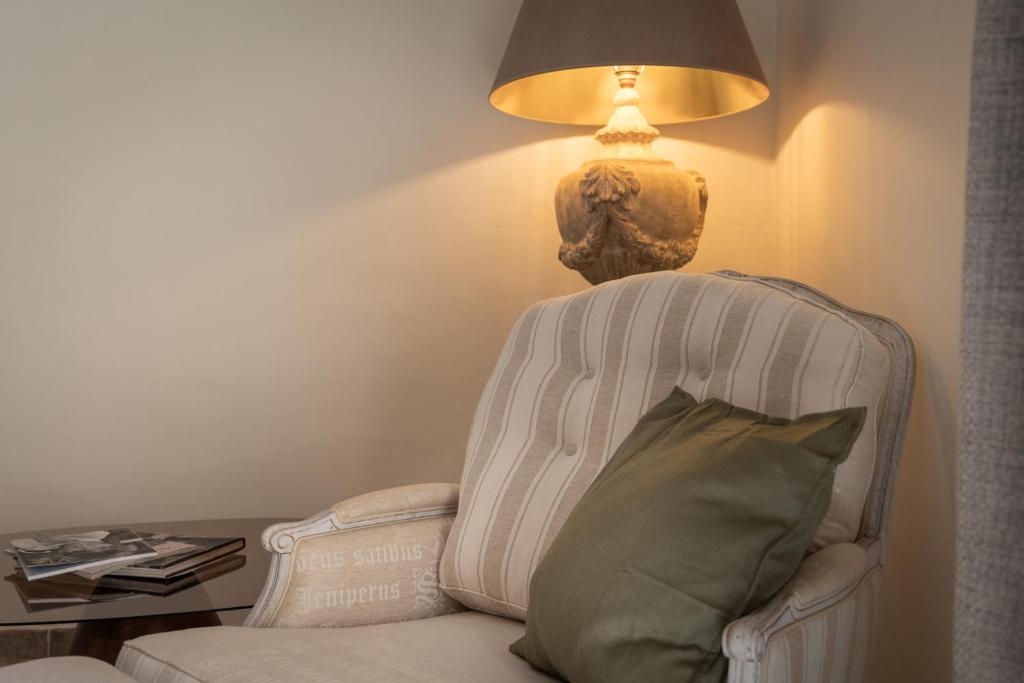 Deluxe Room N. 1 — le fauteuil et ses coussins de lin