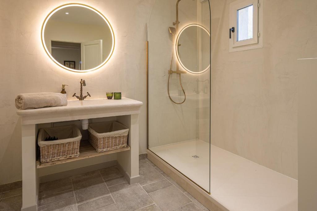Deluxe Room N. 4 — la salle de bains et la douche