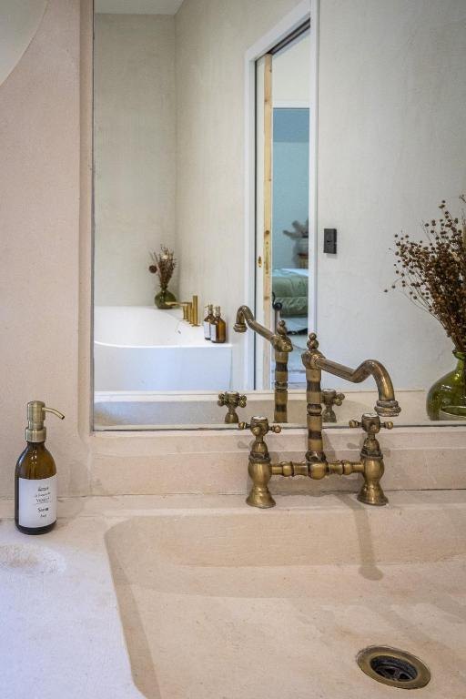 Robinetterie en laiton brossé sur une baignoire de pierre