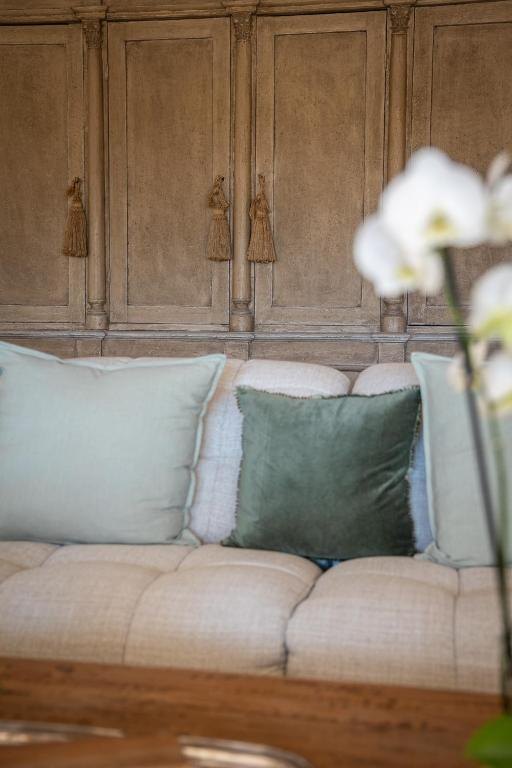Armoire ancienne sculptée et coussins de lin