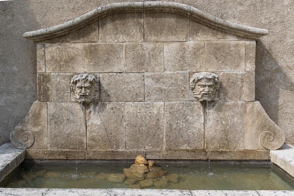 La fontaine de pierre chinée et restaurée