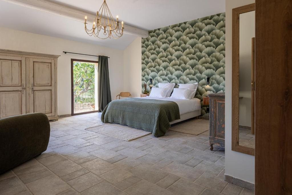 Deluxe Suite — la chambre sous une canopée de feuillages peints à la main