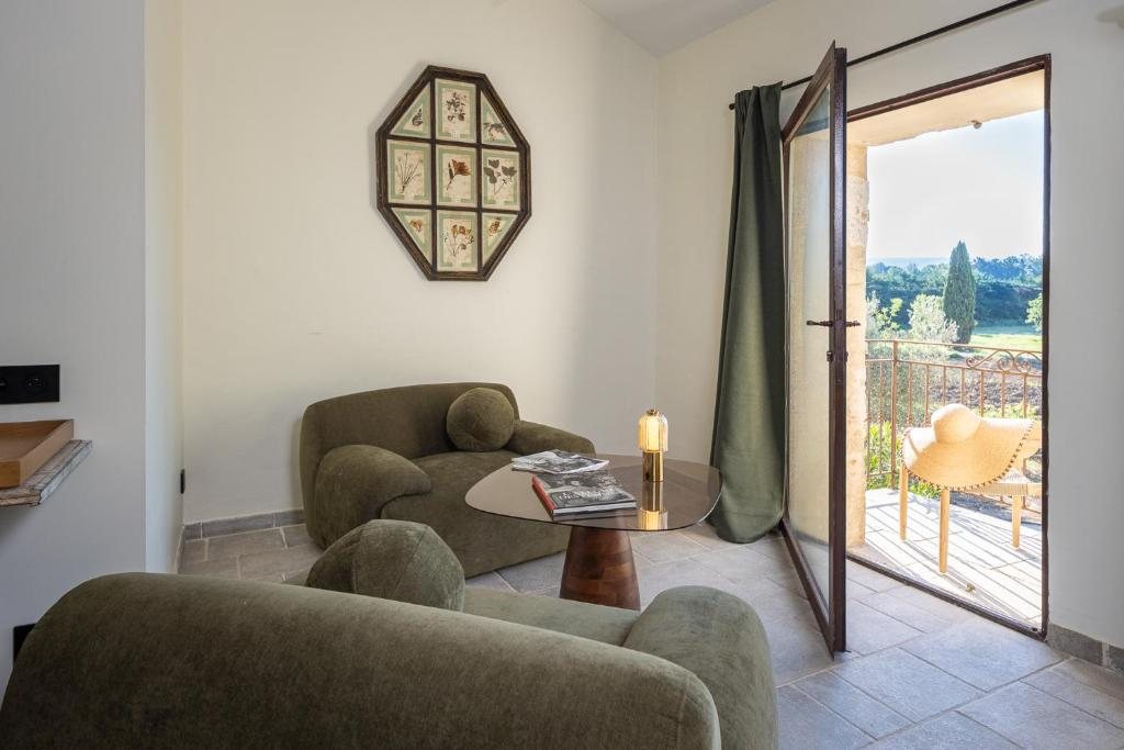 Deluxe Suite — les fauteuils face à la terrasse