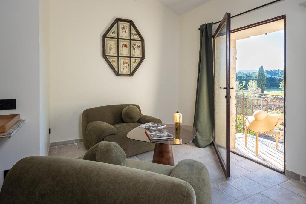 Deluxe Suite — le salon ouvrant sur les vignes